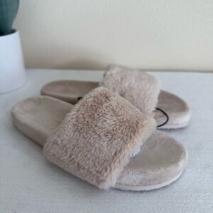 New Express Taupe Faux Fur Slippers Women’s 7